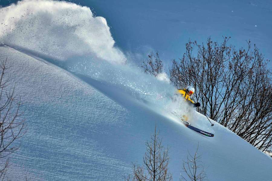 Ein Freerider fährt einen unberührten Schneehang in Kappl hinunter.