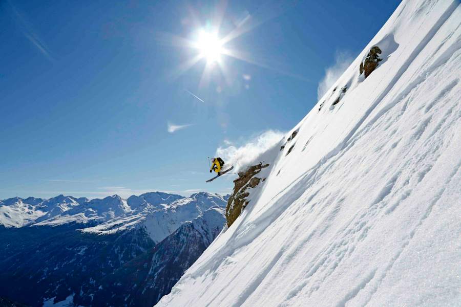 Ein Freerider fährt einen unberührten Schneehang in Kappl hinunter.