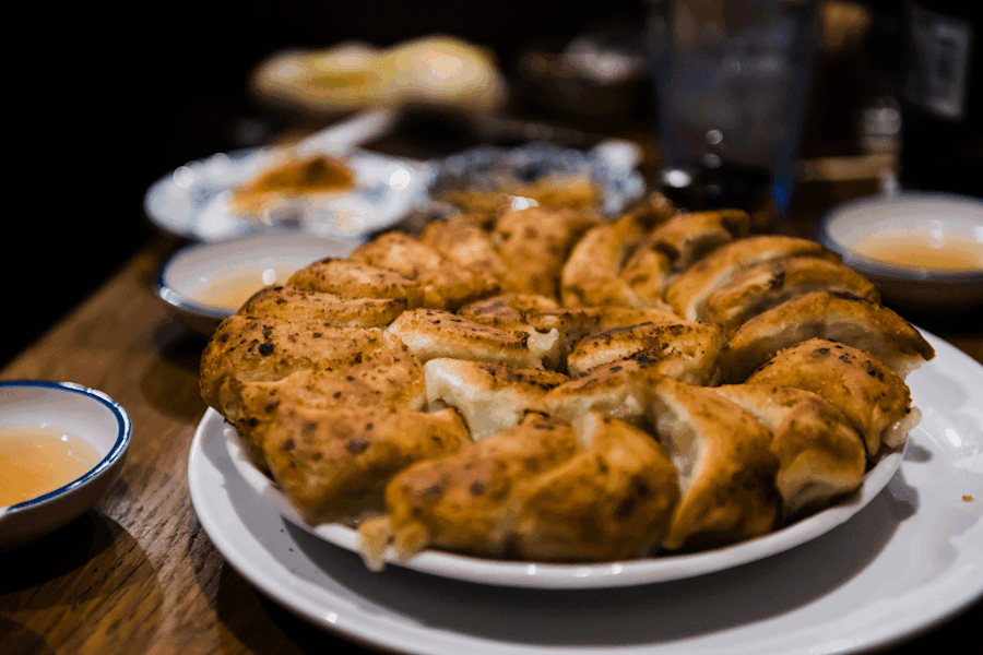 Gyoza (Teigtaschen): ein typisch japanisches Gericht, das hungrige Mägen nach einem langen Tag im Schnee wieder sättigt