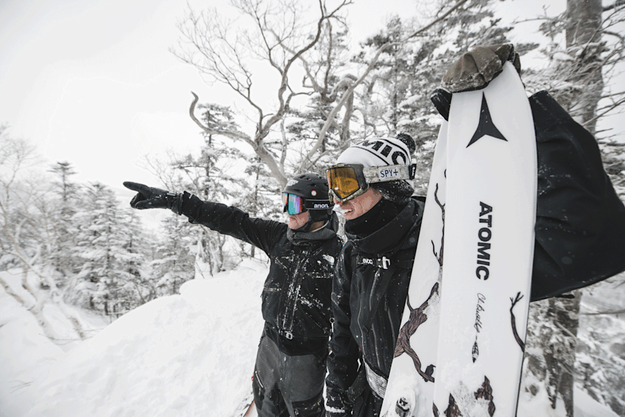 Local Guide und Kaffeehausbesitzer Cameron Black zeigt den Jungs, wo der beste Schnee zu finden ist