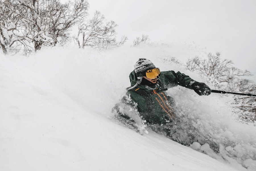 Josh holt noch einmal tief Luft bevor er im Schnee verschwindet