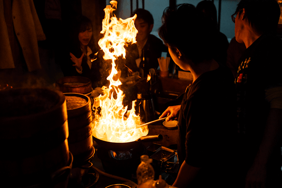 In der japanischen Küche wird über offenem Feuer gekocht