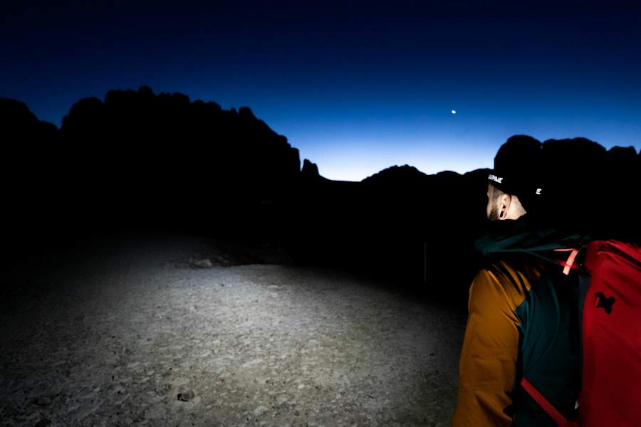 Bergsteiger mit Stirnlampe