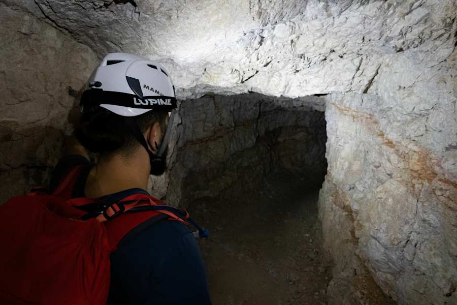 Bergsteiger im Stollen im Paternkofel