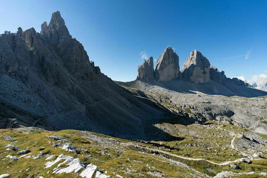 Links der Paternkofel, rechts die Drei Zinnen