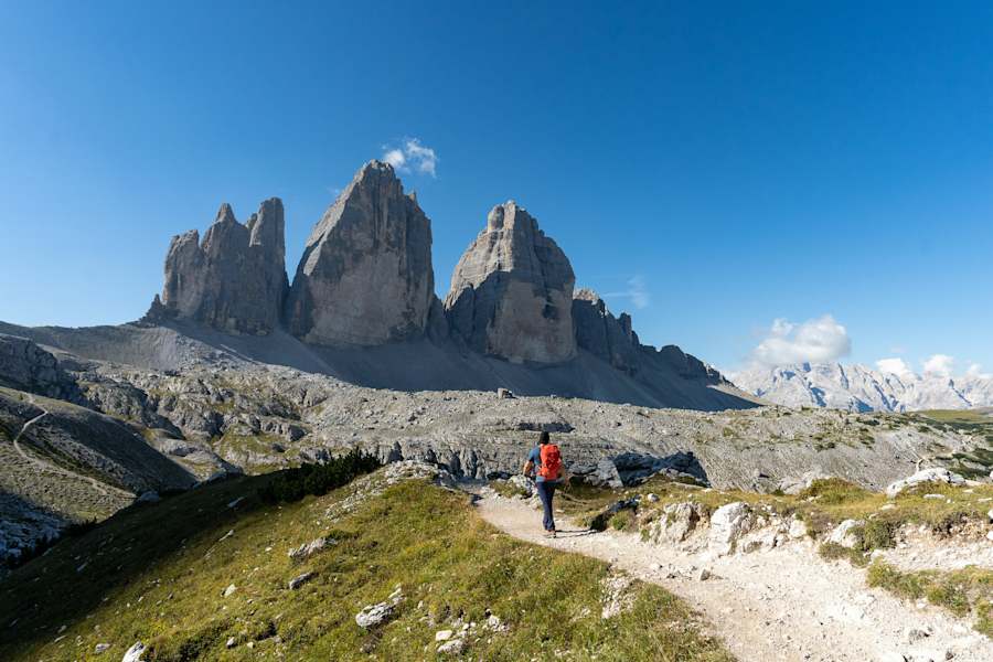 Wanderer am Wanderweg rund um die Drei Zinnen