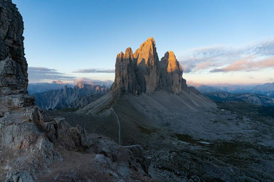 Die ersten Sonnenstrahlen erreichen die Drei Zinnen