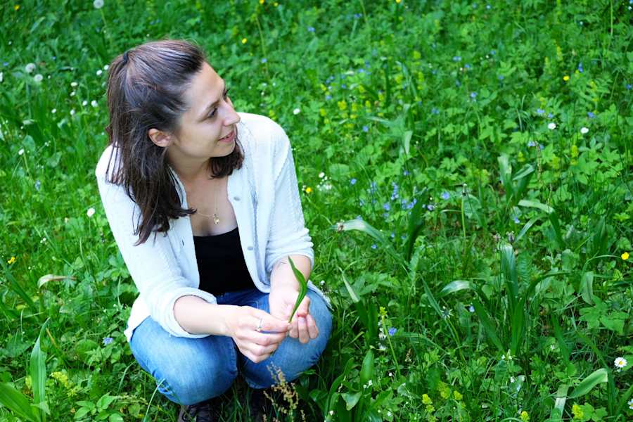 Kräuterwandern: Valerie Jarolim mit Spitzwegerich