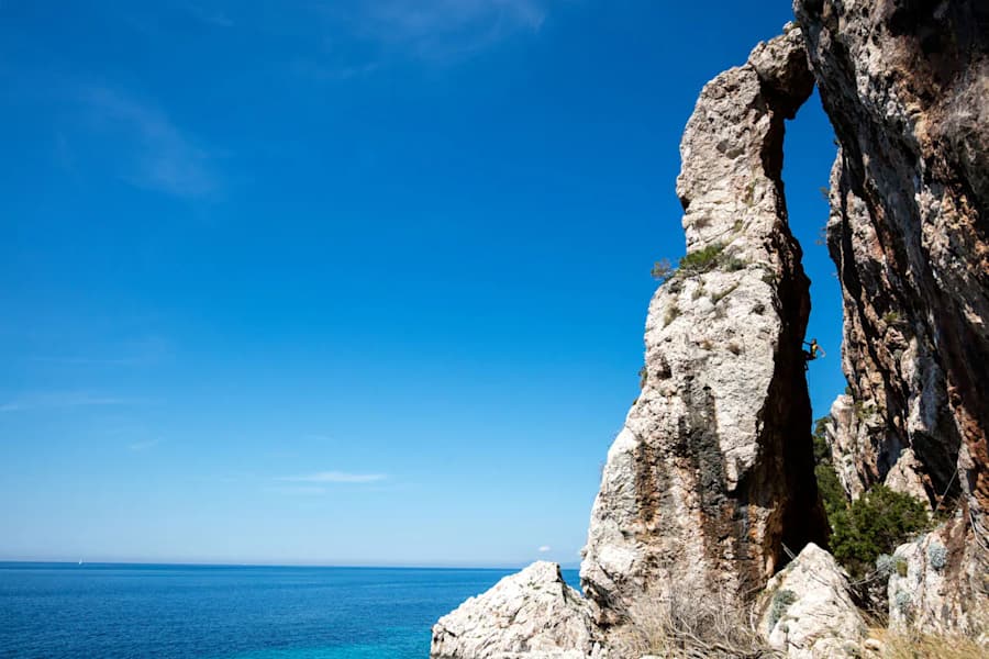 Klettern in Kroatien: Andrea in der Route „Stara Vojna“ (7a)