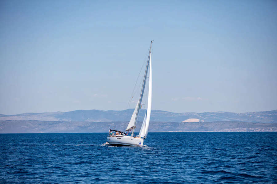 Segeln vor der dalmatinischen Küste in Kroatien
