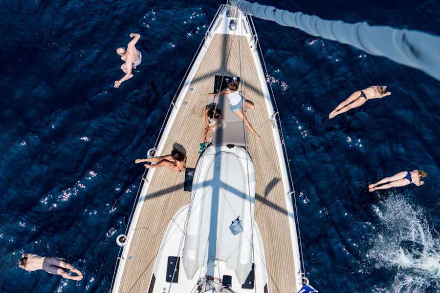 Sprung ins kühle Nass: Verdiente Abkühlung nach dem Klettern