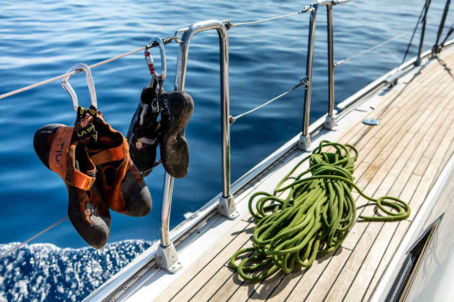 Vom Fels aufs Boot: Die Kletterpatschen hängen zum Trocknen in der Sonne.