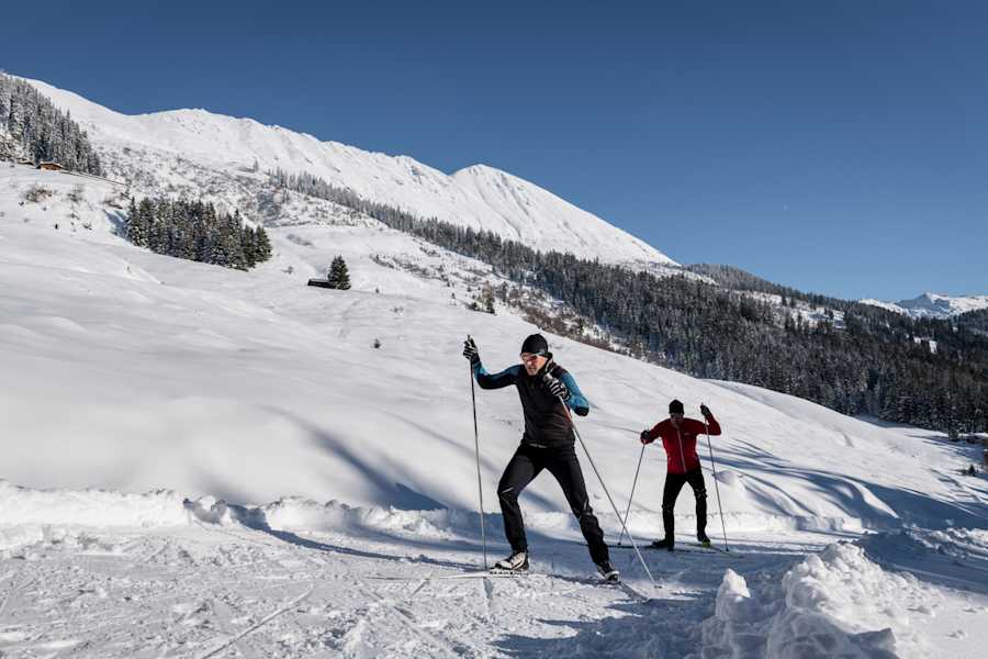 Sportlich ambitioniert im Skating-Stil beim Langlaufen in Naunz