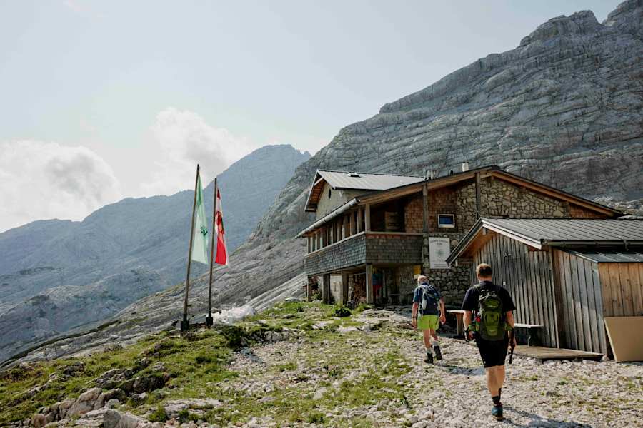 Nach 2,5 bis 3 Stunden Gehzeit ist das Basis-Lager, die Von-Schmid-Zabierow-Hütte, erreicht.