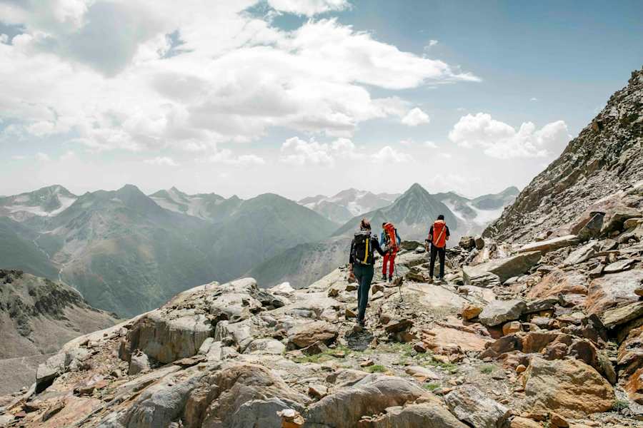 Am Weg zur Wildspitze in der hochalpinen Landschaft der Ötztaler Alpen.