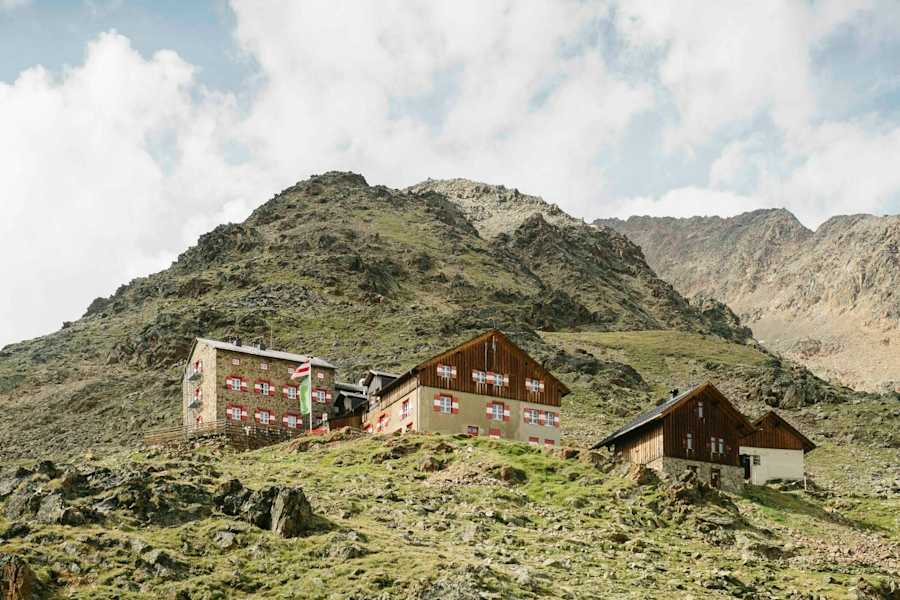 Die Breslauer Hütte steht auf 2.844 m hoch über Vent.