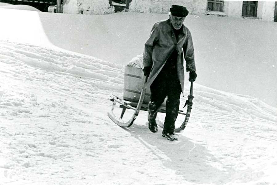 Martin Schuler mit Holzschlitten