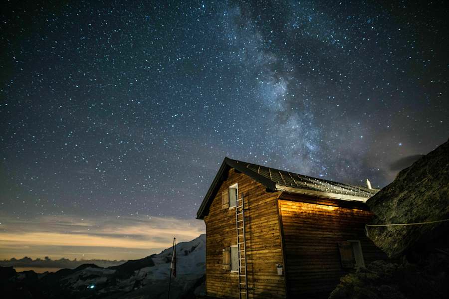 Die Mischabelhütte in den Walliser Alpen im Kanton Wallis (Schweiz)
