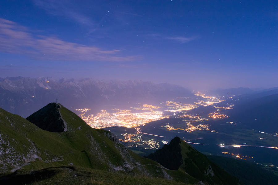 Innsbruck bei Nacht, gesehen von der Nockspitze