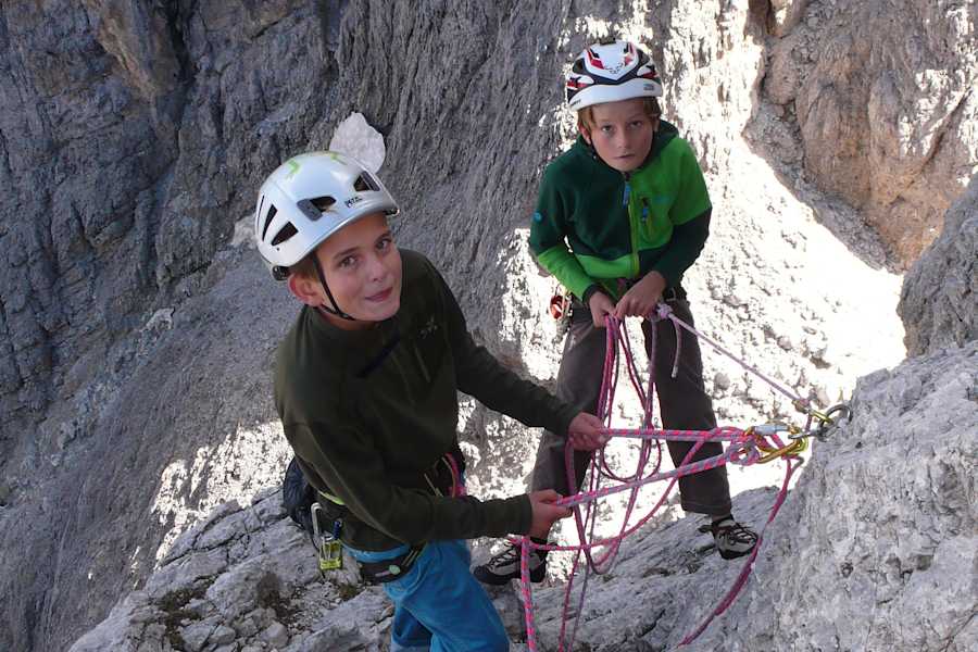 Kinder beim Klettern