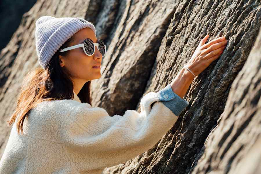 „Urban Stories Bra“ (Ambiletics), Mütze „Atlas Beanie“ (Barts), Sonnenbrille „Marc 302/S“, Jacke „Sherpa Jacket“ (Wrangler)