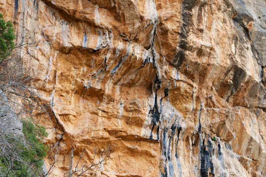 Nicht nur graue Platten, auch gelbe Überhänge gibts: Könnte auch in Spanien sein ... der Sektor Crljenica