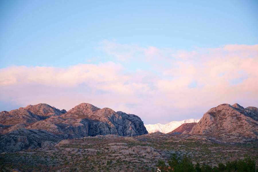 Sonnenuntergang über der Paklenica-Schlucht. Ja, ganz oben liegt noch Schnee!