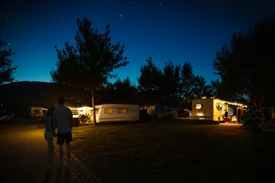 Abends wird es am Panorama Camp Zell am See richtig gemütlich.