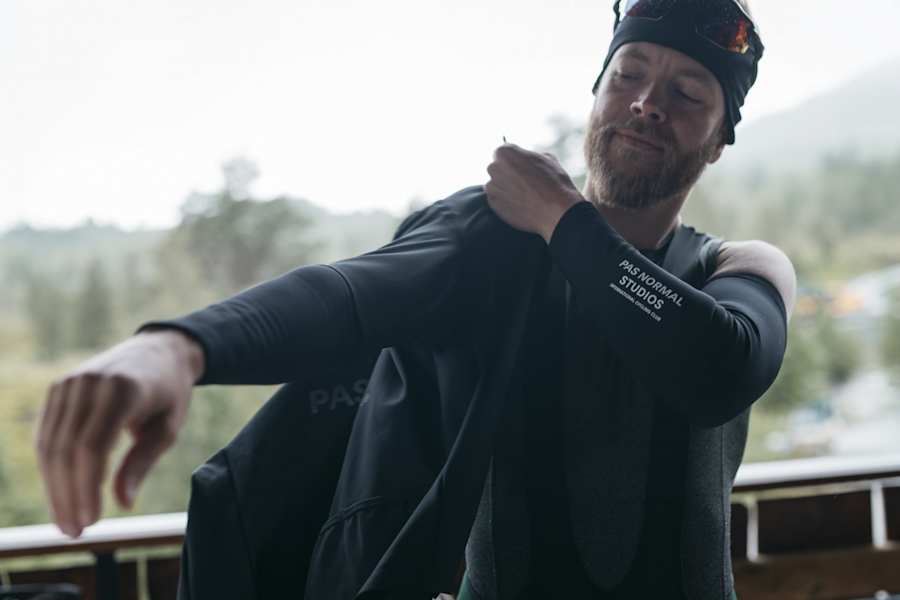 Armlinge und winddichte Jacke von Pas Normal Studios