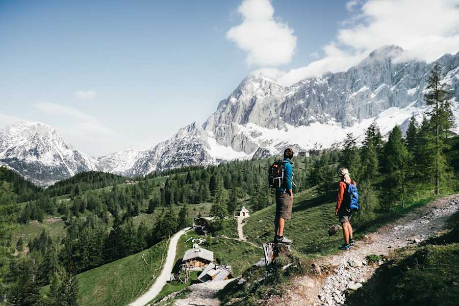 Almidyll trifft Hochgebirge: 850 Meter ragt die Südwand des Hohen Dachsteins über den Schneefeldern auf.