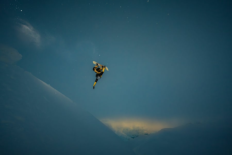 Ein Snowboarder wagt im letzten Abendlicht einen Sprung.