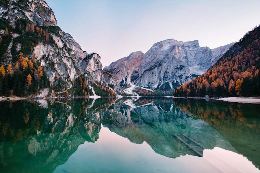 Pragser Wildsee mit Seekofel im Hintergrund bei Sonnenaufgang