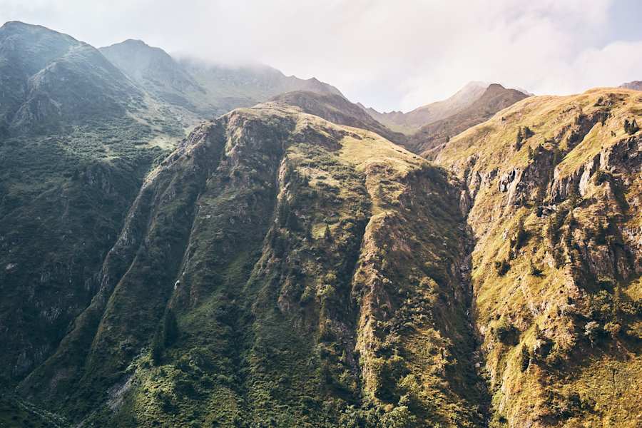 Bergwelten Autor Markus Huber schreibt über den Höhenweg: „Einmal ist der Weg hochalpin, dann geht er über sanftes Weideland und immer hat man grandiose Ausblicke.“