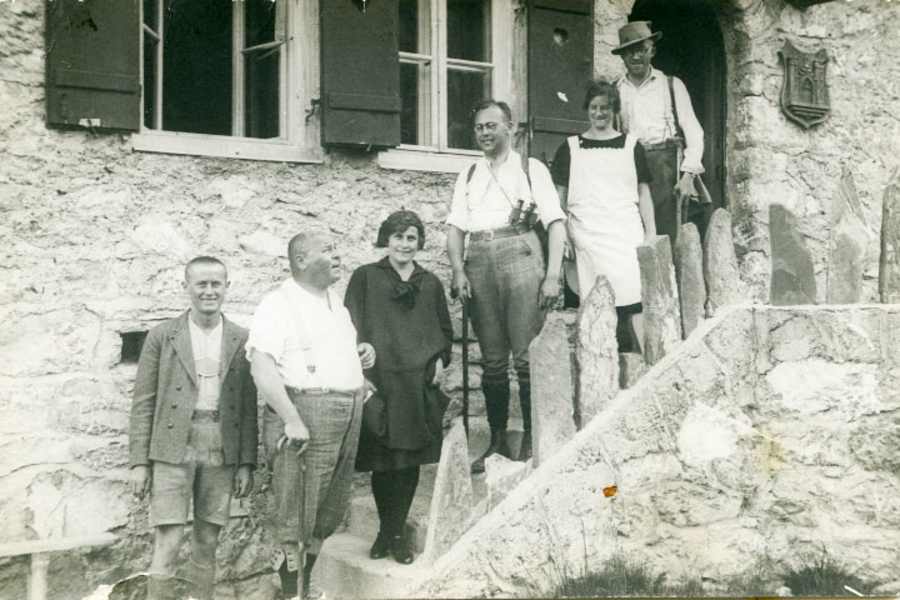 1925: Bergwanderer vor der Ravensburger Hütte in Vorarlberg