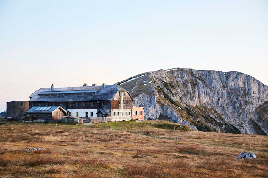 Das Karl Ludwig Haus und der Gipfel des Predigtstuhl im Hintergrund