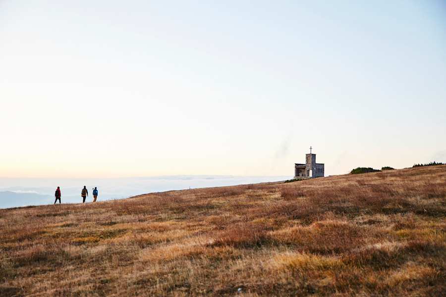 Das Raxkircherl: Die kleine Kapelle befindet sich rund 200 m südlich vom Karl-Ludwig-Haus und wurde zum Gedenken an die in den Bergen verunglückten Alpinisten errichtet