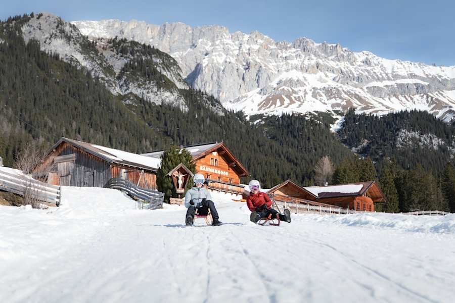 Rodelpartie bei der Hämmermoosalm im Gaistal