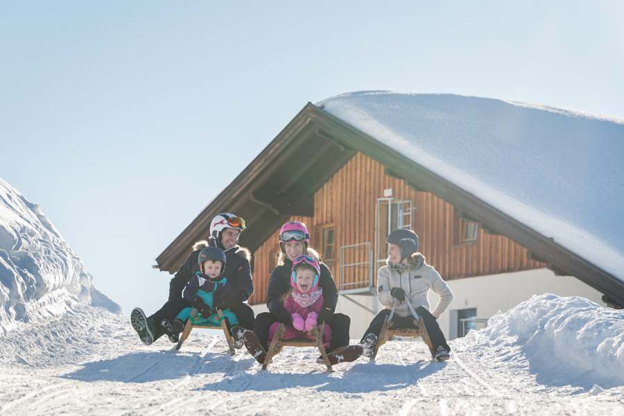 Am Kellerjoch startet Tirols längste Naturrodelbahn.