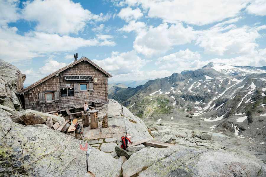 Auf halben Weg zum Hohen Sonnblick steht die kleine Rojacher Hütte.