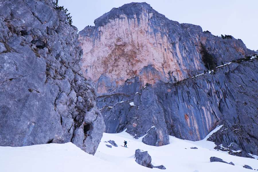Skitourengeherin vor der Roten Wand in der Region Pyhrn-Priel in Oberösterreich