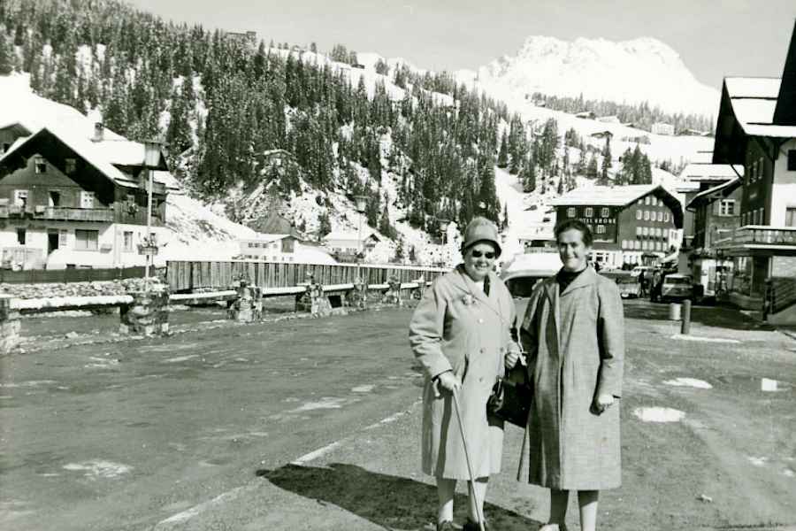 1964: Zwei Damen am Rüfiplatz in Lech