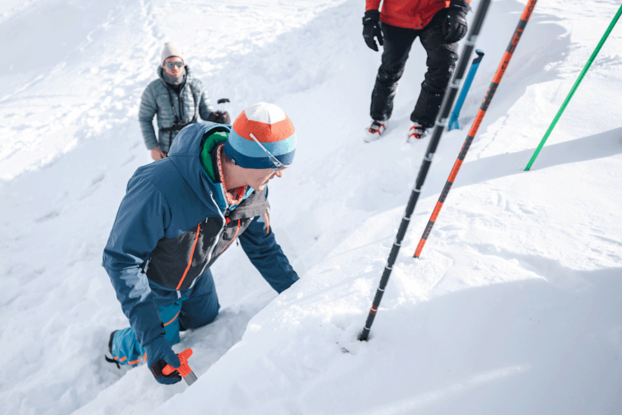 Wissen weitergeben: Michael erklärt den Teilnehmern der „safety academy“ wie man ein Schneeprofil gräbt und analysiert