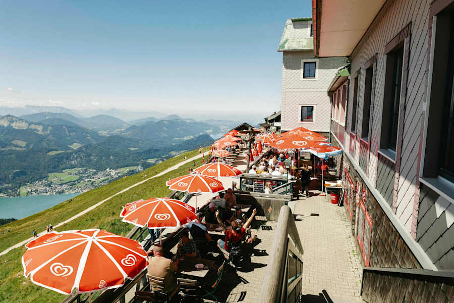 Auf der tollen Sonnenterrasse des Hotels Schafbergspitze kann es mitunter eng werden.
