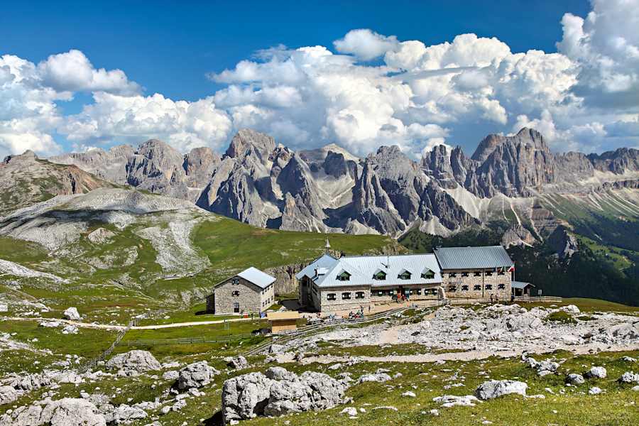 Als erstes Quartier empfiehlt sich das Schlernhaus vis-à-vis der Rosengartenkette.