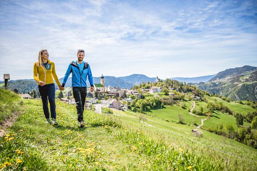 Wenn es weiter oben noch frischer ist, bieten sich Frühlingswanderungen in den Dörfern der Dolomitenregion an.
