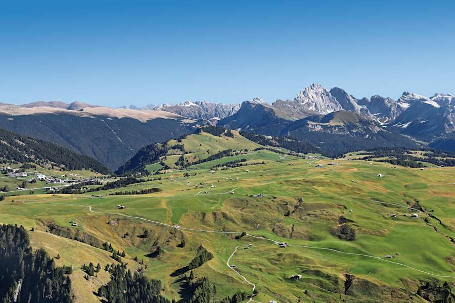 Unmittelbar nördlich des Schlern breitet sich die Seiser Alm aus.