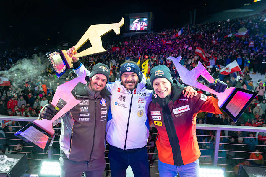 Dominik Paris, Cyprien Sarrazin und Marco Odermatt bei der Streif-Siegerehrung in KItzbühel (Jänner 2024)