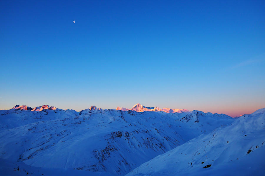 Sonnenaufgang: Albert-Heim-Hütte in der Schweiz