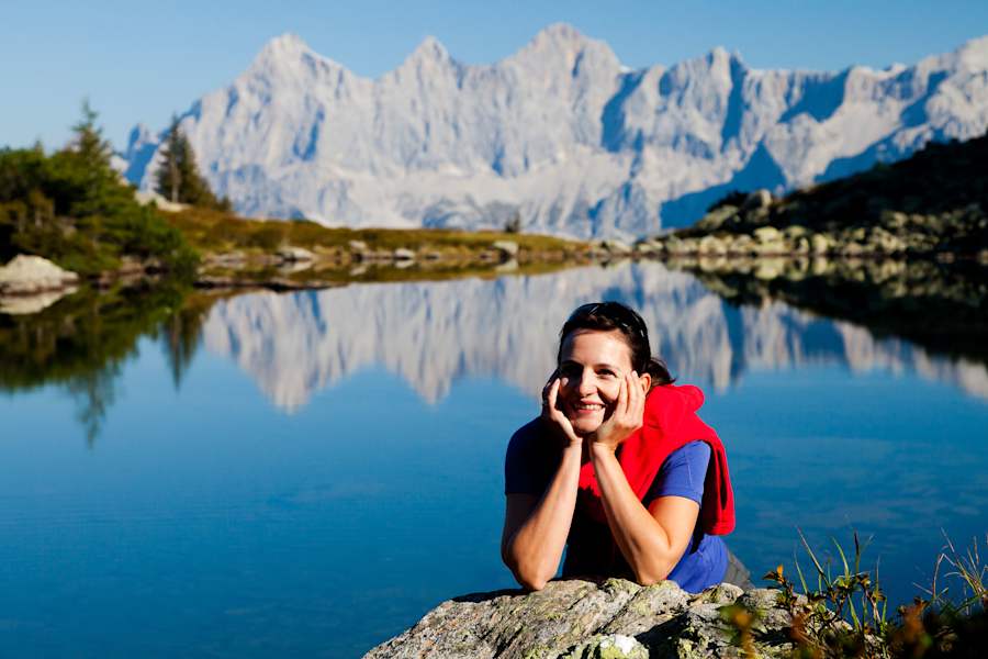 Ausbildung zum Wanderführer: Aspirantin am Spiegelsee vor dem Dachsteinmassiv