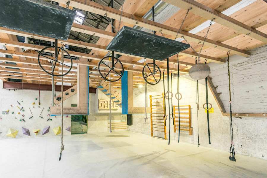 Das Stuntwerk in Köln verbindet Klettern mit einem Ninja Warrior Trainingsbereich.